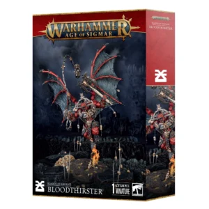 Vue de trois-quarts sur fond blanc de la boîte de jeu Warhammer Age of Sigmar contenant la figurine du Buveur de Sang. L'illustration de la face avant met en scène un démon colossal à la peau rouge vif et à la musculature saillante, doté de cornes imposantes et d'une armure noire et d'airain ornée de crânes. Il possède d'immenses ailes membraneuses déchirées de couleur gris foncé et rouge. La créature s'élance vers l'avant, brandissant une hache de combat géante d'une main et un long fouet métallique de l'autre, au-dessus d'un sol volcanique noir parsemé de piques en fer et de monticules de crânes, sous un ciel de tempête sombre. Au sommet de la boîte, le grand logo doré "WARHAMMER AGE OF SIGMAR" est centré sur une bande supérieure rouge texturée. En bas, sur un bandeau noir, on distingue les inscriptions blanches "BLADES OF KHORNE BLOODTHIRSTER", le logo blanc de Warhammer, et la mention "1 CITADEL MINIATURE". La tranche droite de l'emballage, de couleur rouge, affiche le symbole blanc de Khorne ainsi que le nom du produit écrit verticalement.