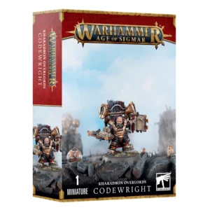 Boîte de produit officielle du kit de la figurine du Codificateur (Codewright) pour la faction Kharadron Overlords dans Warhammer Age of Sigmar. L'emballage vertical présente en haut le grand logo officiel Warhammer Age of Sigmar en lettres métalliques dorées sur une bannière rouge bordeaux. L'illustration centrale met en valeur le personnage Duardin érudit debout sur un terrain rocheux sombre. Il porte une armure à plaques métalliques bronze et cuivre sur des vêtements violet sombre, tenant un imposant grimoire ouvert dans la main gauche et consultant un autre livre fixé sur un pupitre articulé devant lui. Sur son dos est installé un rack mécanique rempli de tomes reliés en cuir et surmonté d'émetteurs acoustiques en cuivre. La tranche gauche rouge bordeaux montre le logo et le titre du produit. En bas, le bandeau noir indique « 1 MINIATURE » à gauche, « KHARADRON OVERLORDS CODEWRIGHT » au centre et le logo carré blanc Citadel Warhammer à droite.