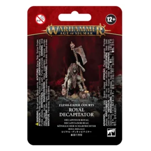Emballage sous blister d'une figurine Warhammer Age of Sigmar surmonté d'un bandeau rouge avec le logo officiel doré. Au centre, la figurine peinte du Décapiteur Royal des Flesh-Eater Courts est dressée sur un socle rocheux jonché de crânes. Ce monstre décharné à la peau grisâtre porte une cagoule en cuir déchirée et adopte une posture voûtée. De la main droite, il tient une tête fraîchement coupée par les cheveux, tandis que sa main gauche repose sur le manche d'une lourde hache d'exécuteur rouillée. Le bas du packaging indique la faction « FLESH-EATER COURTS » ainsi que le nom du personnage « ROYAL DECAPITATOR / DÉCAPITEUR ROYAL ».