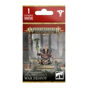 Vue de face de l'emballage cartonné de la figurine du Despote de Guerre (War Despot) pour Warhammer Age of Sigmar. La partie supérieure rouge présente à gauche la mention blanche "1 CITADEL MINIATURE" et à droite une icône blanche représentant une tête de taureau stylisée. En dessous, le grand logo doré "WARHAMMER AGE OF SIGMAR" est centré au-dessus de l'illustration principale. Cette illustration montre la figurine peinte : un guerrier nain trapu en armure lourde de bronze et de plaques noires, dotée de motifs géométriques rouge et violet sur le torse. Il porte un casque massif orné de grandes cornes gris-vert et brandit une imposante hallebarde dotée d'une large lame d'un vert vif et brillant. Il se tient au milieu de ruines métalliques et de débris sombres sur fond de colonnes industrielles grisâtres. La bande noire au bas de l'emballage affiche les textes blancs "HELSMITHS OF HASHUT" et "WAR DESPOT", ainsi que le logo blanc de Warhammer dans le coin inférieur droit.