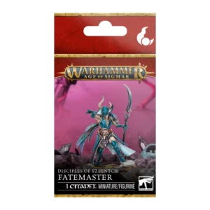 L'emballage sous blister de la figurine du Destinarque (connu sous le nom de Fatemaster en anglais) est présenté de face sur un fond blanc. La partie supérieure du packaging affiche un bandeau rouge marqué du symbole de flamme blanche de Tzeentch dans un croissant, surmontant le logo officiel doré Warhammer Age of Sigmar. Au centre, l'illustration montre la figurine peinte du guerrier se tenant fièrement sur un sol rocheux sombre. Ce champion du chaos porte une armure complète d'un bleu turquoise étincelant rehaussée de bordures dorées, un casque orné de deux grandes cornes pointant vers le haut, et une cape rappelant des plumes bleues et violettes. Il tient un grand glaive à lame courbée dans sa main gauche et pointe sa main droite vers l'avant dans un geste de défi. Le bas de la boîte est habillé d'un bandeau noir affichant les textes blancs "DISCIPLES OF TZEENTCH", "FATEMASTER" et "1 CITADEL MINIATURE/FIGURINE", à côté du logo carré blanc de la marque Warhammer.