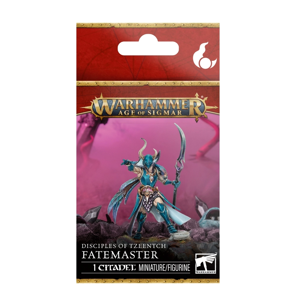 L'emballage sous blister de la figurine du Destinarque (connu sous le nom de Fatemaster en anglais) est présenté de face sur un fond blanc. La partie supérieure du packaging affiche un bandeau rouge marqué du symbole de flamme blanche de Tzeentch dans un croissant, surmontant le logo officiel doré Warhammer Age of Sigmar. Au centre, l'illustration montre la figurine peinte du guerrier se tenant fièrement sur un sol rocheux sombre. Ce champion du chaos porte une armure complète d'un bleu turquoise étincelant rehaussée de bordures dorées, un casque orné de deux grandes cornes pointant vers le haut, et une cape rappelant des plumes bleues et violettes. Il tient un grand glaive à lame courbée dans sa main gauche et pointe sa main droite vers l'avant dans un geste de défi. Le bas de la boîte est habillé d'un bandeau noir affichant les textes blancs "DISCIPLES OF TZEENTCH", "FATEMASTER" et "1 CITADEL MINIATURE/FIGURINE", à côté du logo carré blanc de la marque Warhammer.