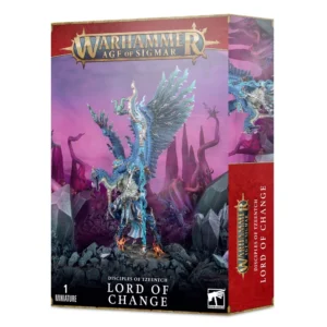 Vue de trois-quarts sur fond blanc de la boîte de jeu Warhammer Age of Sigmar contenant la figurine du Duc du Changement. L'illustration de la face avant présente un gigantesque démon aviaire à la peau bleue et doté d'immenses ailes déployées aux plumes sculptées dans des nuances de bleu et de vert émeraude. La créature brandit un imposant sceptre runique doré et se tient debout sur un amas de rochers sombres entouré de petites flammes magiques orange. L'arrière-plan dépeint un paysage brumeux et surréaliste aux teintes violettes, parsemé de piliers de pierre et de tentacules sombres. Le logo officiel doré "WARHAMMER AGE OF SIGMAR" est positionné tout en haut sur une bande texturée rouge. Le bas de la boîte présente un bandeau noir avec les mentions blanches "1 MINIATURE", "DISCIPLES OF TZEENTCH", "LORD OF CHANGE" et le logo blanc de Warhammer dans le coin inférieur droit. La tranche latérale droite de la boîte, de couleur rouge, affiche également le nom du produit imprimé verticalement.