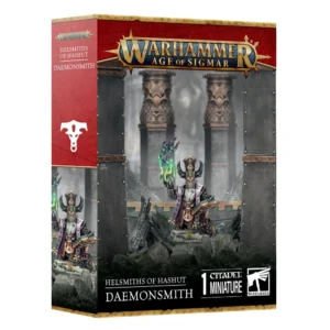 Photo de présentation sur fond blanc de la boîte de jeu du Forgedémon/Doyen Cendreux. La boîte rectangulaire présente au sommet le logo doré et métallique "WARHAMMER AGE OF SIGMAR". Sur la bande rouge à gauche, on distingue un symbole blanc stylisé au-dessus de l'inscription "HELSMITHS OF HASHUT DAEMONSMITH". L'illustration principale montre la figurine d'un sorcier trapu vêtu d'une longue robe violette et dorée à motifs runiques, coiffé d'un haut casque somptueux flanqué de cornes sombres. Il tient une flamme magique étincelante verte et violette dans sa main droite levée et un grimoire ouvert dans sa main gauche, se tenant debout au milieu de piliers de pierre sombre sculptés. Le coin inférieur droit comporte la mention "1 CITADEL MINIATURE" et le logo officiel "WARHAMMER".