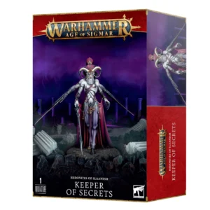 Vue de trois-quarts sur fond blanc de la boîte de jeu officielle contenant la figurine du Gardien des Secrets de Slaanesh pour Warhammer Age of Sigmar. L'illustration de la face avant montre ce démon majeur colossal à la silhouette gracile et à la peau lilas pâle. Il possède quatre bras, de grandes cornes recourbées, un diadème ouvragé et une longue cape drapée bordeaux. La créature brandit une grande épée effilée et se tient debout sur un sol rocheux parsemé de colonnes antiques brisées, sous un ciel nocturne brumeux de couleur violette. En haut de la boîte, le grand logo doré "WARHAMMER AGE OF SIGMAR" est centré sur une bande supérieure rouge. En bas, sur un bandeau noir, on peut lire à gauche "1 MINIATURE", au centre "HEDONITES OF SLAANESH" suivi de "KEEPER OF SECRETS" en blanc, et à droite le logo blanc de Warhammer. La tranche droite de l'emballage, de couleur rouge, reprend ces logos et inscriptions imprimés de manière verticale.