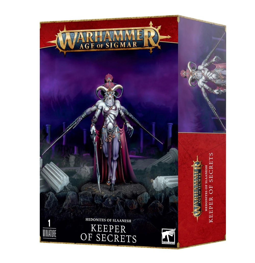 Vue de trois-quarts sur fond blanc de la boîte de jeu officielle contenant la figurine du Gardien des Secrets de Slaanesh pour Warhammer Age of Sigmar. L'illustration de la face avant montre ce démon majeur colossal à la silhouette gracile et à la peau lilas pâle. Il possède quatre bras, de grandes cornes recourbées, un diadème ouvragé et une longue cape drapée bordeaux. La créature brandit une grande épée effilée et se tient debout sur un sol rocheux parsemé de colonnes antiques brisées, sous un ciel nocturne brumeux de couleur violette. En haut de la boîte, le grand logo doré "WARHAMMER AGE OF SIGMAR" est centré sur une bande supérieure rouge. En bas, sur un bandeau noir, on peut lire à gauche "1 MINIATURE", au centre "HEDONITES OF SLAANESH" suivi de "KEEPER OF SECRETS" en blanc, et à droite le logo blanc de Warhammer. La tranche droite de l'emballage, de couleur rouge, reprend ces logos et inscriptions imprimés de manière verticale.