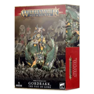 Visuel du packaging officiel Warhammer Age of Sigmar pour la figurine de Gordrakk le Poing de Gork (Gordrakk, The Fist of Gork) de la faction Orruk Warclans. La boîte aux bordures rouges et dorées présente en haut le logo officiel "Warhammer Age of Sigmar", et en bas l'inscription "ORRUK WARCLANS GORDRAKK, THE FIST OF GORK" avec la mention "1 MINIATURE". L'illustration met en valeur le légendaire chef de guerre Orruk vêtu d'une armure jaune et noire, chevauchant un gigantesque Écraseur de Mâchoires à la peau verte écailleuse et aux épaisses ailes repliées au milieu d'un paysage rocailleux décoré de totems grimaçants.