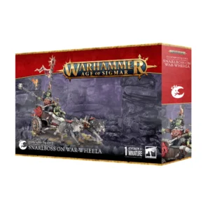 Visuel du packaging officiel Warhammer Age of Sigmar pour la figurine du Grogneboss sur Rouleguerre (Snarlboss on War-Wheela) de la faction Gloomspite Gitz. La boîte aux bordures rouges et dorées arbore en haut le logo officiel doré "Warhammer Age of Sigmar". L'illustration centrale sur fond violet de caverne met en scène un chef Grot à la peau verte brandissant un fléau armé de picots depuis un char en bois, conduit par un cocher et tiré à toute vitesse par deux féroces loups à la fourrure grise. En bas figurent le symbole du croissant de lune, l'inscription "GLOOMSPITE GITZ SNARLBOSS ON WAR-WHEELA" ainsi que la mention "1 CITADEL MINIATURE".
