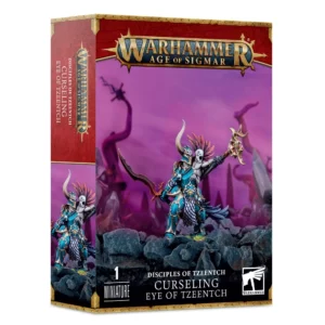 Photo de présentation sur fond blanc de la boîte de jeu de l'Imprécateur, Œil de Tzeentch. La boîte rectangulaire présente au sommet un bandeau rouge aux bordures dorées surmonté du logo officiel "WARHAMMER AGE OF SIGMAR". L'illustration principale, sur un fond magenta et violet semé de tentacules arcaniques, met en scène un guerrier sorcier vêtu d'une armure d'un bleu-vert étincelant bordée d'or, tenant une épée courbe et un bâton sorcier. De son épaule pousse une créature démoniaque blafarde coiffée de plumes magenta et jaunes. En bas de la boîte, le texte indique "DISCIPLES OF TZEENTCH CURSELING EYE OF TZEENTCH", accompagné du macaron "1 MINIATURE" dans le coin inférieur gauche et du logo officiel "WARHAMMER" dans le coin inférieur droit.