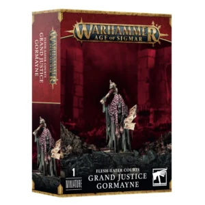 Boîte d'emballage pour Warhammer Age of Sigmar arborant le logo officiel doré du jeu sur un fond rouge. Au centre, la figurine peinte du Juge Suprême Gormayne des Flesh-Eater Courts se dresse sur un sol rocheux parsemé de crânes. Cette ghoul voûtée à la peau verdâtre porte une robe déchirée sombre ainsi qu'une perruque grotesque faite d'entraille roses. Le personnage brandit un marteau d'os sur son épaule droite et tient dans sa main gauche des parchemins de sentences entachés de sang. En bas de la boîte, les inscriptions précisent « 1 MINIATURE », « FLESH-EATER COURTS » et « GRAND JUSTICE GORMAYNE ».