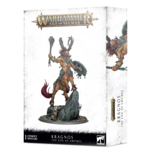 Boîte d'emballage en carton de la figurine de Kragnos, the End of Empires pour le jeu Warhammer Age of Sigmar, présentée debout en perspective de trois quarts sur un fond blanc uni. La boîte affiche un fond blanc épuré aux bordures légèrement texturées d'un effet grunge grisâtre. Au sommet de la face avant se détache le logo officiel doré et bleu de "Warhammer Age of Sigmar". Au centre, l'illustration principale met en valeur la figurine peinte de Kragnos. Cette immense créature mi-homme mi-bête, évoquant un centaure colossal, possède un torse humain ultra-musclé à la peau bronzée, une crinière rouge sauvage et de gigantesques cornes de couleur sombre courbées vers le haut. Il brandit fièrement une massue cloutée en pierre dans sa main droite et tient un grand bouclier de bronze orné de motifs de défenses dans sa main gauche, tout en posant fièrement un sabot avant sur un imposant pic rocheux gris. Le bas de la boîte est habillé d'un bandeau noir comportant les inscriptions blanches "1 CITADEL MINIATURE", "KRAGNOS THE END OF EMPIRES" et le logo carré de Warhammer. La tranche droite de la boîte, de couleur blanche, reprend verticalement le logo de la faction et le titre de la figurine, accompagnés d'un gros plan visuel sur le buste de Kragnos.