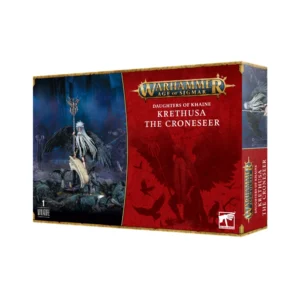 Visuel du packaging officiel Warhammer Age of Sigmar pour la figurine de Krethusa l'Oracle-sorcière (Krethusa The Croneseer) de la faction Daughters of Khaine. La boîte aux bordures dorées et au fond rouge et bleu nuit arbore le logo officiel doré « Warhammer Age of Sigmar ». L'illustration centrale, située dans un décor sombre et brumeux, met en scène une prophétesse aelfe aux longs cheveux blancs et aux grandes ailes de corbeau noires. Elle brandit un haut sceptre liturgique et se tient sur une structure osseuse entourée de corbeaux. En bas figurent le nom de la faction « DAUGHTERS OF KHAINE », l'inscription « KRETHUSA THE CRONESEER » ainsi que la mention « 1 MINIATURE ».