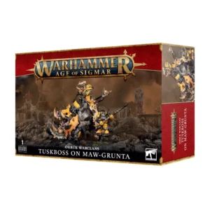 Visuel du packaging officiel Warhammer Age of Sigmar pour la figurine du Kroboss sur Gueule-ki-grogn' (Tuskboss on Maw-grunta) de la faction Orruk Warclans. La boîte arborant des bordures rouges et dorées présente en haut le logo officiel "Warhammer Age of Sigmar", et en bas l'inscription "ORRUK WARCLANS TUSKBOSS ON MAW-GRUNTA" avec la mention "1 MINIATURE". L'illustration montre une gigantesque monstrueuse monture porcine lourdement blindée de plaques jaunes et sombres aux impressionnantes défenses, chevauchée par un puissant chef Orruk vêtu d'une armure jaune vif au milieu d'un paysage rocheux et apocalyptique.