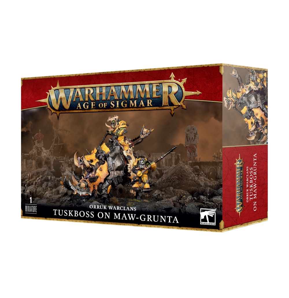 Visuel du packaging officiel Warhammer Age of Sigmar pour la figurine du Kroboss sur Gueule-ki-grogn' (Tuskboss on Maw-grunta) de la faction Orruk Warclans. La boîte arborant des bordures rouges et dorées présente en haut le logo officiel "Warhammer Age of Sigmar", et en bas l'inscription "ORRUK WARCLANS TUSKBOSS ON MAW-GRUNTA" avec la mention "1 MINIATURE". L'illustration montre une gigantesque monstrueuse monture porcine lourdement blindée de plaques jaunes et sombres aux impressionnantes défenses, chevauchée par un puissant chef Orruk vêtu d'une armure jaune vif au milieu d'un paysage rocheux et apocalyptique.