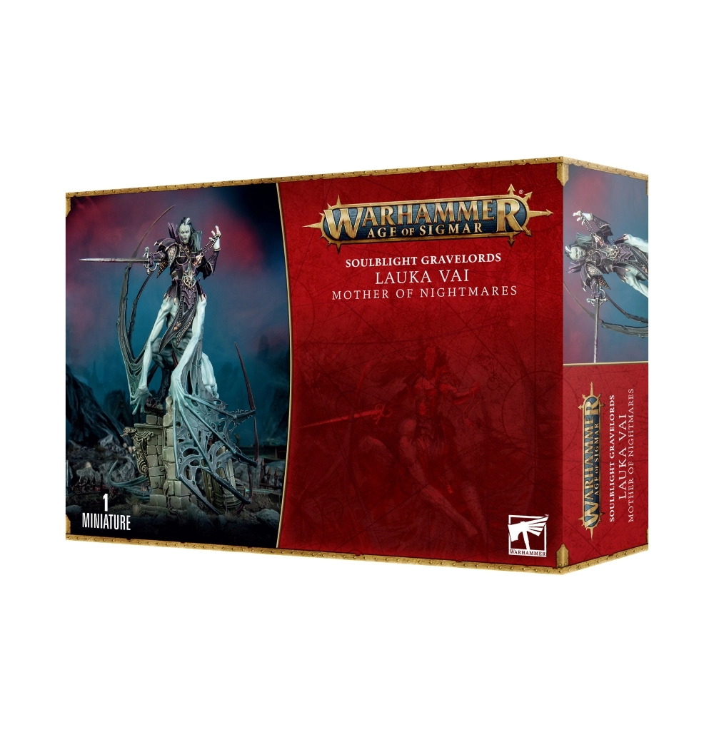 Boîte de produit officielle de la figurine de Lauka Vaï, Mère des Cauchemars (Lauka Vai, Mother of Nightmares) pour la faction Soulblight Gravelords dans Warhammer Age of Sigmar, vue de trois-quarts. L'emballage présente à droite une large section rouge bordeaux ornée de motifs géométriques, surmontée du logo officiel Warhammer Age of Sigmar en lettres métalliques dorées et de la mention SOULBLIGHT GRAVELORDS LAUKA VAI MOTHER OF NIGHTMARES. À gauche, l'illustration met en valeur la figurine peinte d'une créature vampire hybride centaurique, dotée d'un buste humanoïde blafard et de gigantesques ailes de chauve-souris membraneuses, perchée sur une structure en pierre sculptée. En bas à gauche, la mention « 1 MINIATURE » est inscrite, et le logo carré blanc Citadel Warhammer figure en bas à droite.