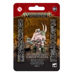 Photo de présentation sur fond blanc du blister de packaging de la figurine du Lord of Plagues. L'emballage au sommet rouge est surmonté du logo officiel "WARHAMMER AGE OF SIGMAR" en lettres dorées et bleues. L'illustration centrale, baignée dans un décor rocailleux aux nuances terreuses et jaunâtres, présente la figurine peinte d'un guerrier boursouflé à la peau blafarde et corrompue. Vêtu de jambières et d'une épaulière en métal vert oxydé, il porte un casque perforé de trois trous et brandit à deux mains une imposante hache à la lame ébréchée et rouillée. En bas de la carte, le texte indique "MAGGOTKIN OF NURGLE LORD OF PLAGUES" suivi de sa traduction française "SEIGNEUR DES PESTES". Les macarons de sécurité "0-3" et "12+" figurent en haut, et le logo officiel "WARHAMMER" se trouve dans le coin inférieur droit.