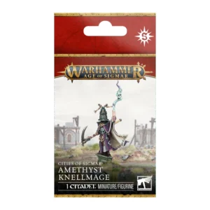 Vue de face de l'emballage cartonné de la figurine du Mageglas d'Améthyste (Amethyst Knellmage) pour le jeu Warhammer Age of Sigmar. La partie supérieure rouge présente une fente de suspension et une icône d'étoile blanche à huit branches stylisée. Juste en dessous se trouve le logo officiel doré et bleu "Warhammer Age of Sigmar". L'illustration principale montre la figurine d'un sorcier debout sur un socle en pierre, au milieu d'un paysage brumeux parsemé de ruines. Le personnage porte une robe violette bordée de dorures, une cape blanche à motifs noirs et un casque métallique très singulier en forme de cage ou de clocher fermé. D'une main, il tient une faux de combat à manche court, et de l'autre, il élève un reliquaire d'où s'échappe une fumée magique vert spectral dessinant un crâne éthéré. Le bas de la boîte, de couleur noire, affiche les inscriptions blanches "CITIES OF SIGMAR", "AMETHYST KNELLMAGE" et "1 CITADEL MINIATURE/FIGURINE" à côté du logo blanc de Warhammer.