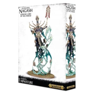 Boîte d'emballage blanche de la figurine de Nagash, Seigneur Suprême des Morts-Vivants pour le jeu Warhammer Age of Sigmar, présentée en perspective de trois quarts sur un fond blanc neutre. La boîte affiche des bordures blanches légèrement texturées de gris. En haut à gauche de la face avant, on peut lire l'inscription noire "DEATHLORDS NAGASH SUPREME LORD OF THE UNDEAD". L'illustration centrale met en valeur la figurine peinte de Nagash, un être squelettique colossal qui semble flotter au-dessus d'un tourbillon d'esprits éthérés de couleur turquoise et vert pâle. Il est revêtu d'une armure d'un bleu profond ornée d'éléments dorés, d'une longue cape noire et est coiffé d'une immense couronne cérémonielle d'inspiration égyptienne. Dans sa main droite, il tient un grimoire de magie ouvert, tandis que sa main gauche brandit son grand bâton de pouvoir surmonté d'un disque ornemental doré. Le tourbillon spectral qui l'élève comporte plusieurs grimoires anciens en lévitation au-dessus d'un socle ovale texturé de terre. Au bas de la boîte, une bande noire porte l'inscription blanche "1 CITADEL MINIATURE" à gauche et le logo officiel jaune et or de "Warhammer Age of Sigmar" au centre. La tranche droite de la boîte, également blanche, reprend le nom du personnage et présente un plan resserré du haut de la figurine.