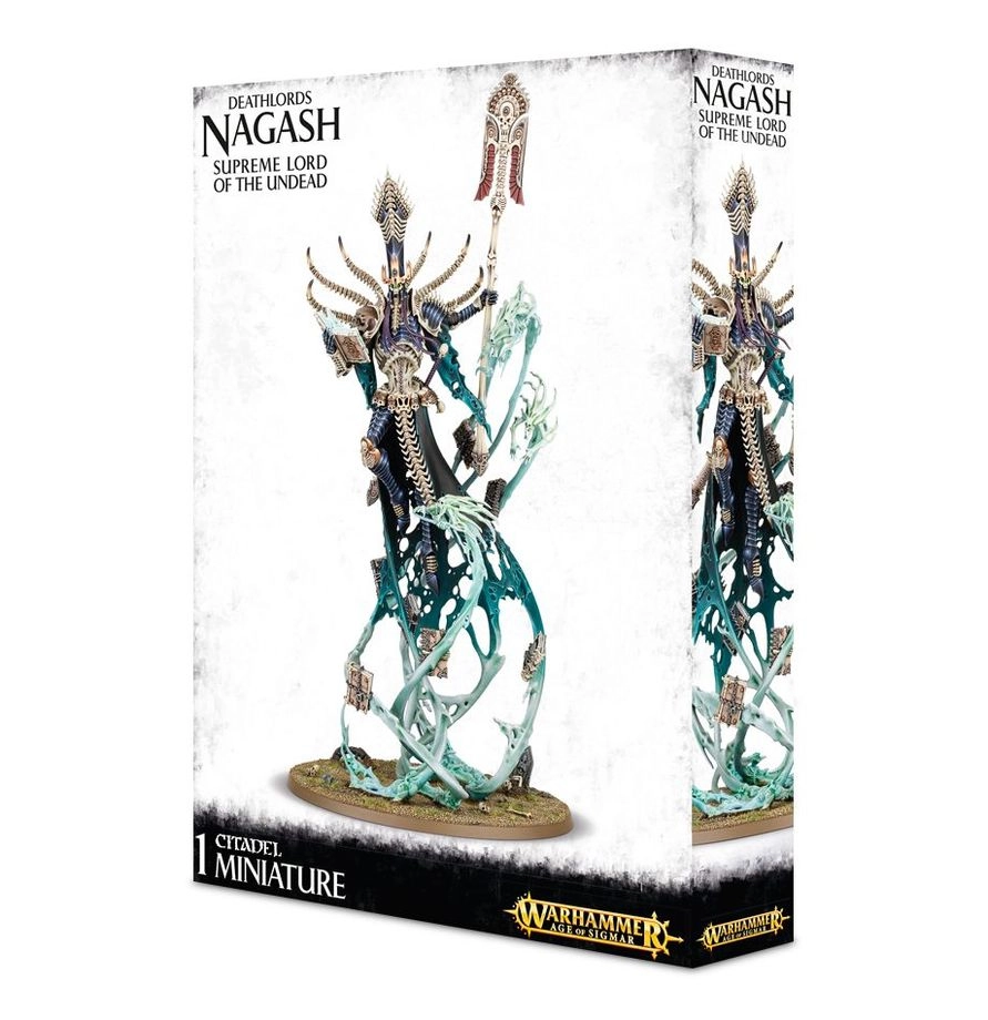 Boîte d'emballage blanche de la figurine de Nagash, Seigneur Suprême des Morts-Vivants pour le jeu Warhammer Age of Sigmar, présentée en perspective de trois quarts sur un fond blanc neutre. La boîte affiche des bordures blanches légèrement texturées de gris. En haut à gauche de la face avant, on peut lire l'inscription noire "DEATHLORDS NAGASH SUPREME LORD OF THE UNDEAD". L'illustration centrale met en valeur la figurine peinte de Nagash, un être squelettique colossal qui semble flotter au-dessus d'un tourbillon d'esprits éthérés de couleur turquoise et vert pâle. Il est revêtu d'une armure d'un bleu profond ornée d'éléments dorés, d'une longue cape noire et est coiffé d'une immense couronne cérémonielle d'inspiration égyptienne. Dans sa main droite, il tient un grimoire de magie ouvert, tandis que sa main gauche brandit son grand bâton de pouvoir surmonté d'un disque ornemental doré. Le tourbillon spectral qui l'élève comporte plusieurs grimoires anciens en lévitation au-dessus d'un socle ovale texturé de terre. Au bas de la boîte, une bande noire porte l'inscription blanche "1 CITADEL MINIATURE" à gauche et le logo officiel jaune et or de "Warhammer Age of Sigmar" au centre. La tranche droite de la boîte, également blanche, reprend le nom du personnage et présente un plan resserré du haut de la figurine.