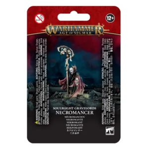Emballage sous blister d'une figurine pour Warhammer Age of Sigmar avec un bandeau rouge supérieur portant le logo officiel doré. Au centre, la figurine peinte d'un Nécromancien des Soulblight Gravelords se dresse sur un sol rocheux et sombre. Ce sorcier blême aux yeux caverneux porte une robe déchirée sombre doublée de rouge ténébreux. Il tient dans sa main droite un grand bâton en bois surmonté de trois crânes et d'un parchemin, et tient un crâne humain dans sa main gauche. En dessous, le texte indique la faction « SOULBLIGHT GRAVELORDS » ainsi que le nom de l'unité « NECROMANCER / NÉCROMANCIEN ».