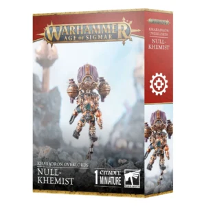 Boîte de produit officielle du kit de la figurine du Négalchimiste (Null-Khemist) pour la faction Kharadron Overlords dans Warhammer Age of Sigmar. L'emballage vertical présente en haut le grand logo officiel Warhammer Age of Sigmar en lettres métalliques dorées sur une bannière rouge bordeaux. L'illustration centrale met en valeur le personnage Duardin suspendu dans les airs au-dessus d'un terrain rocheux grisâtre. Il est vêtu d'une armure métallique bronze et cuivre avec des cuves à vapeur, d'un grand dôme de casque violet sombre et de tuyaux de respiration. La tranche droite rouge bordeaux montre le symbole de rouage blanc de la faction, le nom en anglais et une seconde vue de la figurine peinte. En bas à gauche figure le texte KHARADRON OVERLORDS NULL-KHEMIST, accompagné de la mention 1 CITADEL MINIATURE et du logo carré blanc Citadel Warhammer à droite.