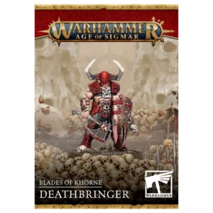 Visuel d'emballage officiel pour la figurine du Porte-mort (Deathbringer) de la faction Blades of Khorne dans Warhammer Age of Sigmar. L'image présente en haut le logo officiel Warhammer Age of Sigmar en lettres métalliques dorées sur une bannière rouge bordeaux. Au centre se tient la figurine peinte d'un guerrier colossal vêtu d'un casque rouge intégral orné de deux grandes cornes ivoire, de jambières et de spallières rouges à rivets. Le champion tient une lourde hache de bataille dans la main droite et un massif bouclier rouge et bronze hérissé de pointes et gravé d'un crâne dans la main gauche. Il se dresse fièrement sur un terrain désolé jonché d'une mer de crânes humains. En bas à gauche figurent les inscriptions BLADES OF KHORNE et DEATHBRINGER en capitales blanches, accompagnées du logo carré blanc Citadel Warhammer en bas à droite.