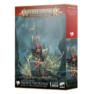 Boîte de produit officielle du kit de la figurine du Prince Vhordraï, Seigneur du Fort Pourpre/Revenant Draconithe (Prince Vhordrai Lord of the Crimson Keep) pour la faction Soulblight Gravelords dans Warhammer Age of Sigmar. L'emballage vertical présente en haut le grand logo officiel Warhammer Age of Sigmar en lettres métalliques dorées sur une bannière rouge bordeaux. L'illustration centrale met en valeur le seigneur vampire vêtu d'une armure de plaques rouge vif et d'une cape noire, armé d'une longue lance et chevauchant un gigantesque dragon mort-vivant aux ailes membraneuses vert délavé. La monstrueuse créature rugit la gueule grande ouverte sur un terrain rocheux sous un ciel sombre et brumeux. Le panneau latéral droit rouge bordeaux arbore l'icône de dragon blanche de la faction. En bas, le bandeau noir indique SOULBLIGHT GRAVELORDS PRINCE VHORDRAI LORD OF THE CRIMSON KEEP, la mention 1 CITADEL MINIATURE et le logo carré blanc Citadel Warhammer à droite.