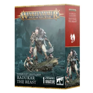 Boîte de produit officielle de la figurine de Radukar la Bête (Radukar the Beast) pour la faction Soulblight Gravelords dans Warhammer Age of Sigmar, vue de trois-quarts. En haut de l'emballage vertical, le logo officiel Warhammer Age of Sigmar apparaît en lettres métalliques dorées sur une bannière rouge bordeaux. L'illustration centrale présente la figurine peinte d'un imposant vampire lycanthrope aux longs cheveux sombres, au torse massif et aux griffes acérées, drapé d'une peau de loup et perché sur une souche d'arbre vermoulu, flanqué de deux créatures serviles ramassées. Le panneau latéral droit rouge bordeaux arbore l'icône de dragon blanche de la faction. En bas, le bandeau noir affiche l'inscription SOULBLIGHT GRAVELORDS RADUKAR THE BEAST à gauche, la mention « 1 CITADEL MINIATURE » et le logo carré blanc Citadel Warhammer à droite.
