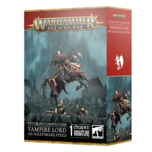 Boîte de produit officielle du kit de la figurine du Seigneur Vampire sur Coursier de Cauchemar (Vampire Lord on Nightmare Steed) pour la faction Soulblight Gravelords dans Warhammer Age of Sigmar. L'emballage vertical présente en haut le grand logo officiel Warhammer Age of Sigmar en lettres métalliques dorées sur une bannière rouge bordeaux. L'illustration centrale met en valeur un commandant vampire à la peau pâle et à la chevelure dressée vers le haut, armé d'une lance et vêtu d'une armure sombre à plaques dorées avec une cape bordeaux. Il chevauche un destrier noir aux yeux rouges qui se cabre au-dessus d'un terrain rocailleux où émergent des squelettes. L'arrière-plan dépeint des silhouettes de structures gothiques sous un ciel sombre et embrumé. Le panneau latéral droit rouge bordeaux arbore l'icône de dragon blanche de la faction. En bas, le bandeau noir indique SOULBLIGHT GRAVELORDS VAMPIRE LORD ON NIGHTMARE STEED, accompagné de la mention 1 CITADEL MINIATURE et du logo carré blanc Citadel Warhammer à droite.