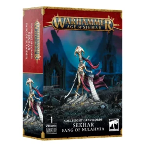 Boîte de produit officielle du kit de la figurine de Sekhar, Croc de Nulahmia (Sekhar, Fang of Nulahmia) pour la faction Soulblight Gravelords dans Warhammer Age of Sigmar. L'emballage vertical présente en haut le grand logo officiel Warhammer Age of Sigmar en lettres métalliques dorées sur une bannière rouge bordeaux. L'illustration centrale met en valeur la vampire Sekhar, drapée d'une cape bordeaux et vêtue d'une armure dorée ajustée avec une imposante coiffe dorée ornée de joyaux. Elle tient une lame courbe dans la main droite et se tient aux côtés d'un serpent géant au corps écailleux sombre et au ventre clair dressé sur un sol rocailleux. L'arrière-plan dépeint un décor gothique nocturne aux nuances de bleu et de violet avec des ruines en arrière-plan. Le panneau latéral gauche rouge affiche une vue miniature du personnage. En bas, le bandeau noir indique SOULBLIGHT GRAVELORDS SEKHAR FANG OF NULAHMIA, la mention 1 CITADEL MINIATURE et le logo carré blanc Citadel Warhammer à droite.