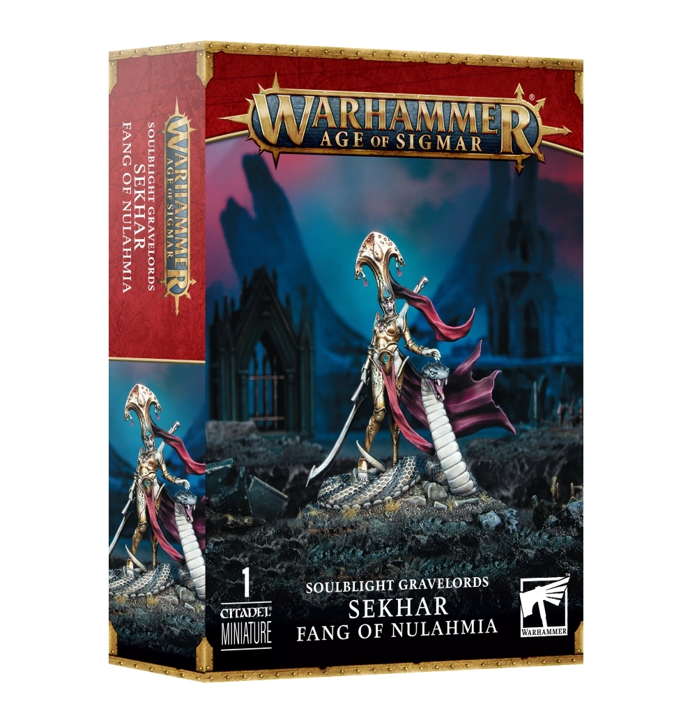 Boîte de produit officielle du kit de la figurine de Sekhar, Croc de Nulahmia (Sekhar, Fang of Nulahmia) pour la faction Soulblight Gravelords dans Warhammer Age of Sigmar. L'emballage vertical présente en haut le grand logo officiel Warhammer Age of Sigmar en lettres métalliques dorées sur une bannière rouge bordeaux. L'illustration centrale met en valeur la vampire Sekhar, drapée d'une cape bordeaux et vêtue d'une armure dorée ajustée avec une imposante coiffe dorée ornée de joyaux. Elle tient une lame courbe dans la main droite et se tient aux côtés d'un serpent géant au corps écailleux sombre et au ventre clair dressé sur un sol rocailleux. L'arrière-plan dépeint un décor gothique nocturne aux nuances de bleu et de violet avec des ruines en arrière-plan. Le panneau latéral gauche rouge affiche une vue miniature du personnage. En bas, le bandeau noir indique SOULBLIGHT GRAVELORDS SEKHAR FANG OF NULAHMIA, la mention 1 CITADEL MINIATURE et le logo carré blanc Citadel Warhammer à droite.