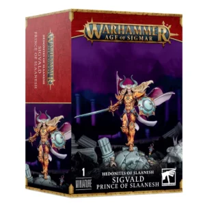 Photo de présentation de trois-quarts de la boîte de jeu de la figurine Sigvald, Prince of Slaanesh. La boîte rectangulaire arbore en haut un bandeau rouge à bordures dorées gravées, surmonté du logo officiel "WARHAMMER AGE OF SIGMAR". L'illustration principale se déroule sur un fond sombre et nocturne aux nuances violettes, au milieu de ruines de colonnes de marbre brisées. Au centre, le champion seigneurial à la longue chevelure blonde et au casque à cornes arbore une armure dorée étincelante et une cape blanche doublée de pourpre. Il s'avance avec élégance sur des rochers en brandissant une longue épée fine dans sa main droite et un bouclier rond turquoise et or dans sa main gauche. En bas de la boîte, le texte indique "HEDONITES OF SLAANESH SIGVALD PRINCE OF SLAANESH", avec la mention "1 MINIATURE" dans le coin inférieur gauche et le logo officiel "WARHAMMER" dans le coin inférieur droit.