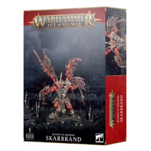 Vue de trois-quarts de la boîte de jeu officielle de la figurine Skarbrand pour Warhammer Age of Sigmar. L'illustration principale de la face avant montre un démon colossal à la peau rouge écarlate et doté d'une musculature puissante, coiffé de cornes massives pointées vers l'avant. Ses grandes ailes sont déchirées, réduites à des structures osseuses décharnées. Revêtu d'une armure d'airain et de plaques noires ornées de crânes, il brandit ses deux haches de combat légendaires tout en hurlant de rage. Il se tient sur un sol rocheux sombre couvert de crânes et de piques en fer, sous un ciel de tempête noirci où se profilent de sinistres piliers de crânes. En haut de l'emballage, le grand logo doré "WARHAMMER AGE OF SIGMAR" est centré sur une bande supérieure rouge. En bas, sur un fond noir, on trouve à gauche la mention "1 MINIATURE", au centre "BLADES OF KHORNE" suivi du nom du personnage, et à droite le logo blanc de Warhammer. La tranche droite de la boîte, de couleur rouge texturé, affiche également le nom de la figurine imprimé verticalement à côté d'un gros plan du démon.