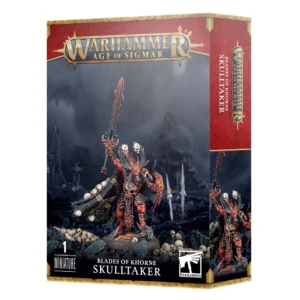 Vue de trois-quarts sur fond blanc de la boîte de jeu officielle contenant la figurine de Skulltaker pour Warhammer Age of Sigmar. L'illustration de la face avant met en scène ce héraut de Khorne à la peau rouge vif et musclée, vêtu d'une armure de bronze sombre et d'une longue cape noire de jais parsemée de crânes humains. Le démon brandit fièrement une grande épée flamboyante orange vers le ciel et se tient sur un sol rocheux noir couvert de crânes, sous un ciel de tempête grisâtre et brumeux où se dessine la forme d'un crâne géant en arrière-plan. En haut de la boîte, le grand logo doré "WARHAMMER AGE OF SIGMAR" est centré sur une bande supérieure rouge texturée. En bas, sur un bandeau noir, on peut lire à gauche "1 MINIATURE", au centre "BLADES OF KHORNE" suivi de "SKULLTAKER" en blanc, et à droite le logo blanc de Warhammer. La tranche droite de l'emballage, de couleur rouge et noire, reprend verticalement le titre du jeu et le nom du personnage.