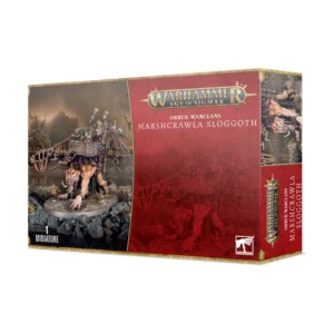 Visuel du packaging officiel Warhammer Age of Sigmar pour la figurine du Sloggoth des Marais (Marshcrawla Sloggoth) de la faction Orruk Warclans. La boîte au design rouge et sombre arbore sur la droite le logo officiel doré "Warhammer Age of Sigmar", le titre "ORRUK WARCLANS MARSHCRAWLA SLOGGOTH" et la mention "1 MINIATURE" en bas à gauche. L'illustration met en valeur une grotesque créature lente à la peau rosée rampant à quatre pattes dans un environnement marécageux, portant sur son dos une plateforme en bois occupée par des gredins Kruleboyz qui battent le tambour et manient des perches de capture.