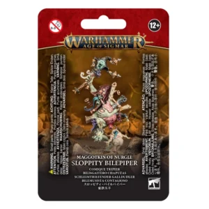 Vue de face du packaging sous blister de la figurine de Sloppity Bilepiper pour Warhammer Age of Sigmar. Le haut de l'emballage cartonné présente un fond rouge texturé sur lequel est centré le grand logo doré "WARHAMMER AGE OF SIGMAR". L'illustration centrale montre le personnage assemblé et peint : un démon vert, ventripotent et jovial, coiffé d'un chapeau de bouffon délabré. Il joue d'une cornemuse fabriquée à partir d'organes et de boyaux roses tout en brandissant une marotte de jester au visage ricanant. À ses pieds, un petit Nurgling beige danse joyeusement au milieu de rochers désertiques bruns. Le bas de l'emballage est noir et comporte les inscriptions blanches "MAGGOTKIN OF NURGLE", "SLOPPITY BILEPIPER" et sa traduction française "COMIQUE TRIPIER", entourées d'avertissements de sécurité en plusieurs langues. Le logo blanc de Warhammer est visible dans le coin inférieur droit.
