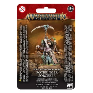 Photo de présentation sur fond blanc du blister de packaging de la figurine du Sorcier Gangreneur. L'emballage au sommet rouge est orné du logo officiel "WARHAMMER AGE OF SIGMAR" en lettres dorées et bleues. L'illustration centrale, sur un fond terreux et désolé aux nuances brunes, présente la figurine peinte d'un sorcier voûté au corps boursouflé et à la peau blanchâtre. Vêtu d'un capuchon et d'une robe vert délabrés, il brandit un bâton en forme de faux surmonté de trois orbes turquoise, avec des parchemins accrochés à sa taille. En bas, le texte indique "MAGGOTKIN OF NURGLE ROTBRINGER SORCERER" suivi de sa traduction française "SORCIER GANGRENEUR". Les avertissements de sécurité "0-3" et "12+" encadrent la partie supérieure, tandis que le logo "WARHAMMER" figure dans le coin inférieur droit.