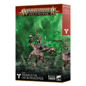 Visuel du packaging officiel Warhammer Age of Sigmar pour la figurine de Thanquol et Vorhax (Thanquol on Boneripper) de la faction Skaven. La boîte aux bordures dorées et au bandeau supérieur rouge arbore en haut le logo officiel doré « Warhammer Age of Sigmar ». L'illustration centrale, baignée dans un paysage de ruines éclairé par une lueur verte émanant de la malepierre, met en scène le Prophète Gris Thanquol perché au sommet d'une gigantesque abomination mutante à quatre bras armée de canons à malefeux. En bas figurent le symbole de la faction Skaven, l'inscription « SKAVEN THANQUOL ON BONERIPPER » ainsi que la mention « 1 CITADEL MINIATURE ».