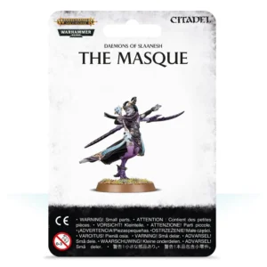Vue de face du packaging sous blister cartonné de la figurine de The Masque pour les jeux Warhammer. Le fond du carton est blanc avec un effet marbré gris clair. Dans le coin supérieur gauche, on distingue deux logos superposés : le logo doré "WARHAMMER AGE OF SIGMAR" et le logo vert "WARHAMMER 40,000". Le logo noir de "CITADEL" est positionné dans le coin supérieur droit. Au centre, sous l'inscription noire "DAEMONS OF SLAANESH", le nom du personnage "THE MASQUE" est écrit en grandes lettres noires. L'illustration centrale montre la figurine assemblée et peinte : un démon à la peau lilas et violette doté de quatre bras, coiffé de cornes sombres. Elle tient deux masques bleus ricanants dans ses mains supérieures tandis que ses bras inférieurs se terminent par de longues pinces tranchantes. Elle est représentée dans une pose de danse gracieuse, en équilibre sur un seul sabot, fixée sur un socle rond texturé de terre et d'herbe. Le bas du blister présente une bande noire avec des avertissements de sécurité blancs en plusieurs langues, le logo CE et le pictogramme d'interdiction aux enfants de moins de 3 ans.