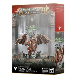 Vue de trois-quarts sur fond blanc de la boîte de jeu officielle contenant la figurine de Urak Taar, le Premier Forgedémon pour Warhammer Age of Sigmar. L'illustration principale montre un personnage nain du Chaos hautement détaillé, siégeant sur le dos d'une immense créature taurine mécanique faite de plaques de bronze et de fer. Le Forgedémon, coiffé d'un casque orné de cornes, brandit un sceptre surmonté d'une aura magique verte scintillante. La créature, dotée de grandes ailes mécaniques déployées, se tient au-dessus d'un sol volcanique noir parsemé de ruines industrielles, devant des colonnes en pierre grise. En haut de la boîte, le grand logo doré "WARHAMMER AGE OF SIGMAR" est centré sur une bande rouge texturée. En bas, sur un bandeau noir, on peut lire à gauche le symbole blanc de tête de taureau stylisée suivi de "HELSMITHS OF HASHUT" et "URAK TAAR THE FIRST DAEMONSMITH", au centre la mention "1 CITADEL MINIATURE", et à droite le logo blanc de Warhammer. La tranche droite de l'emballage, rouge, reprend le titre complet et un gros plan sur la figurine.