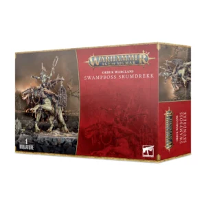 Visuel du packaging officiel Warhammer Age of Sigmar pour la figurine du Vasoboss Skumdrekk (Swampboss Skumdrekk) de la faction Orruk Warclans. La boîte arborant des teintes rouges et sombres présente en haut le logo officiel doré "Warhammer Age of Sigmar", le titre "ORRUK WARCLANS SWAMPBOSS SKUMDREKK" et la mention "1 MINIATURE" en bas à gauche. L'illustration met en valeur un impressionnant chef Kruleboyz perché sur le dos d'une gigantesque créature reptilienne des marais couverte de chaînes, portant une cage métallique suspendue à sa selle.