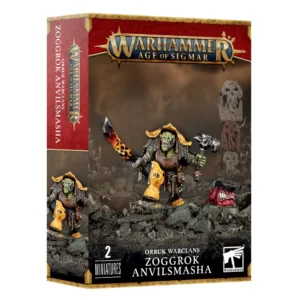 Visuel du packaging officiel Warhammer Age of Sigmar pour la figurine de Zoggrok Anvilsmasha de la faction Orruk Warclans. La boîte aux bordures rouges et dorées affiche en haut le logo officiel "Warhammer Age of Sigmar", et en bas l'inscription "ORRUK WARCLANS ZOGGROK ANVILSMASHA" accompagnée de la mention "2 MINIATURES". L'illustration met en valeur ce forgeur-boss Orruk à la peau verte vêtu d'un tablier de cuir et d'éléments d'armure jaunes. Il tient une épée crantée chauffée à blanc dans sa main droite, un lourd marteau de forge dans sa main gauche, et est accompagné à sa droite d'un petit Squig rouge transportant un bloc d'enclume sur la tête.