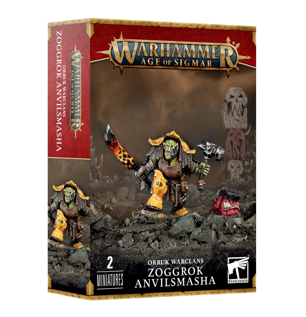 Visuel du packaging officiel Warhammer Age of Sigmar pour la figurine de Zoggrok Anvilsmasha de la faction Orruk Warclans. La boîte aux bordures rouges et dorées affiche en haut le logo officiel "Warhammer Age of Sigmar", et en bas l'inscription "ORRUK WARCLANS ZOGGROK ANVILSMASHA" accompagnée de la mention "2 MINIATURES". L'illustration met en valeur ce forgeur-boss Orruk à la peau verte vêtu d'un tablier de cuir et d'éléments d'armure jaunes. Il tient une épée crantée chauffée à blanc dans sa main droite, un lourd marteau de forge dans sa main gauche, et est accompagné à sa droite d'un petit Squig rouge transportant un bloc d'enclume sur la tête.