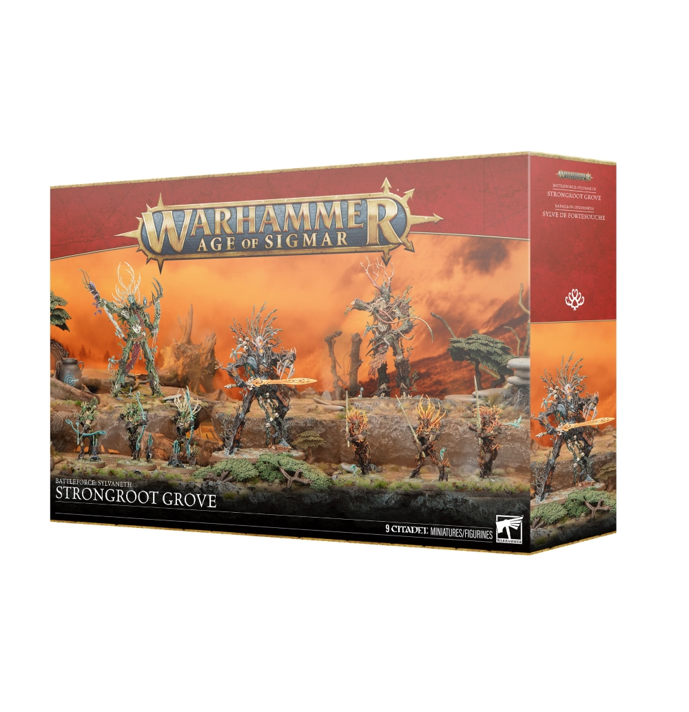 Visuel du packaging officiel Warhammer Age of Sigmar pour la boîte du Bataillon: Sylvaneths – Sylve de Fortesouche (Battleforce: Sylvaneth - Strongroot Grove). La boîte aux bordures dorées et au bandeau supérieur rouge présente en haut le logo officiel doré « Warhammer Age of Sigmar ». L'illustration centrale, baignée dans un paysage crépusculaire aux teintes incandescentes et ambrées, met en scène une armée de 9 créatures végétales imposantes, incluant de grands hommes-arbres armés d'épées incandescentes et des esprits de la forêt d'élite. Sur la tranche droite rouge figurent le symbole blanc de la faction Sylvaneth ainsi que l'inscription « BATAILLON SYLVANETH / SYLVE DE FORTESOUCHE ». En bas du coffret sont inscrits le nom anglais du produit et la mention « 9 CITADEL MINIATURES/FIGURINES ».