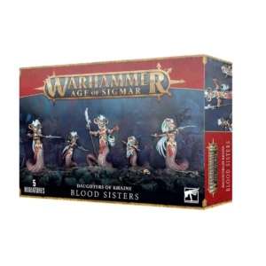 Visuel du packaging officiel Warhammer Age of Sigmar pour la boîte de figurines des Blood Sisters de la faction Daughters of Khaine. La boîte aux bordures dorées et au bandeau supérieur rouge arbore en haut le logo officiel doré « Warhammer Age of Sigmar ». L'illustration centrale, située dans un décor sombre et brumeux aux teintes bleutées, met en scène 5 guerrières ophidiennes au bas du corps de serpent et au buste d'aelfe. Elles sont armées de lances cérémonielles et portent des coiffes élaborées ainsi que des masques métalliques. En bas du coffret figurent la mention de la faction « DAUGHTERS OF KHAINE », le nom du produit « BLOOD SISTERS » et l'indication « 5 MINIATURES ».