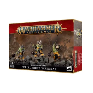 Photo de présentation sur fond blanc de la boîte de jeu des Bouzilleurs Bizarbrutes. La boîte rectangulaire arbore en haut un bandeau rouge orné de bordures dorées et métalliques avec le logo officiel "WARHAMMER AGE OF SIGMAR". L'illustration principale montre trois imposants guerriers Orruks à la peau verte, portant des épaulières et des protections de jambe jaunes et noires. Leurs visages sont masqués par des crânes osseux et ils manient de lourdes masses d'armes reliées par des chaînes. Ils se tiennent sur un terrain rocailleux sombre sous un ciel brumeux. En bas de la boîte, le texte indique "ORRUK WARCLANS WEIRDBRUTE WREKKAZ", accompagné du macaron "3 MINIATURES" dans le coin inférieur gauche et du logo "WARHAMMER" dans le coin inférieur droit.