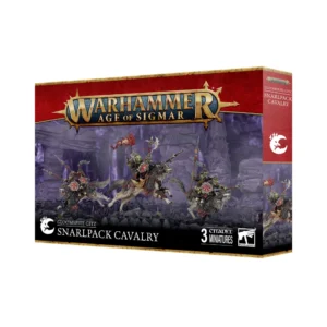 Visuel du packaging officiel Warhammer Age of Sigmar pour le coffret d'unité de la Cavalerie Grognemeute (Snarlpack Cavalry) de la faction Gloomspite Gitz. La boîte aux bordures rouges et noires arbore en haut le logo officiel doré "Warhammer Age of Sigmar". L'illustration centrale sur fond violet de caverne met en scène trois cavaliers Grots à la peau verte chevauchant de féroces loups à la fourrure grise et harnachés, lancés au galop. Les cavaliers manient des lances, arborent des bannières rouges et portent des boucliers ronds ornés d'un motif rouge. En bas figurent le symbole du croissant de lune, le titre "GLOOMSPITE GITZ SNARLPACK CAVALRY" et la mention "3 CITADEL MINIATURES".