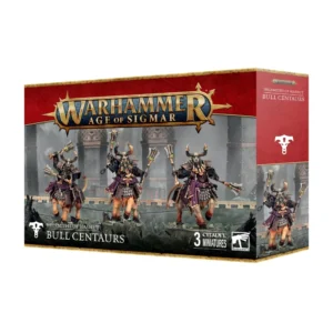 Vue de trois-quarts sur fond blanc de la boîte de jeu officielle contenant les figurines de Centaures-taureaux/Sentinelles Consacrées (Bull Centaurs) pour Warhammer Age of Sigmar. L'illustration sur la face avant présente trois imposantes créatures hybrides peintes : elles possèdent un buste de guerrier nain du Chaos blindé d'une armure de plaques sombres et de bronze, coiffé d'un casque à cornes, sur un corps inférieur de taureau à la robe fauve et aux sabots foncés. Les créatures portent des drapés violets et brandissent de lourdes armes de corps-à-corps à deux mains ornées de gemmes vertes lumineuses. Elles avancent sur un sol de débris sombres devant un rempart métallique gris flanqué d'imposantes colonnes industrielles. Dans le coin inférieur gauche, un symbole blanc de tête de taureau stylisée accompagne l'inscription "HELSMITHS OF HASHUT BULL CENTAURS". En haut de la boîte, le grand logo doré "WARHAMMER AGE OF SIGMAR" est centré sur une bande rouge texturée. En bas, sur un bandeau noir, on distingue la mention "3 CITADEL MINIATURES" et le logo blanc de Warhammer dans le coin inférieur droit. La tranche droite de l'emballage, de couleur rouge, affiche le nom de la gamme "HELSMITHS OF HASHUT BULL CENTAURS" au-dessus d'un symbole runique blanc représentant une tête de taureau stylisée et d'un gros plan sur l'un des guerriers.