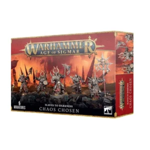 Boîte d'emballage officielle de figurines pour le jeu de stratégie Warhammer Age of Sigmar, présentée de trois-quarts sur fond blanc. Le logo doré et bleu de "WARHAMMER AGE OF SIGMAR" est positionné en haut au centre sur une large bande rouge bordeaux texturée. L'illustration principale met en scène une escouade de 5 Élus du Chaos (Chaos Chosen), de lourds guerriers lourdement protégés par des armures de plaques noires et dorées baroques et hérissées de pointes. Les guerriers portent des casques à cornes massives, certains brandissant de grandes haches de guerre à deux mains, un autre tenant un tambour de guerre, et un dernier portant une grande icône macabre du Chaos ornée de piques et de crânes. Ils progressent sur un sol de rochers noirs et sombres, devant un paysage apocalyptique sous un ciel incandescent aux teintes orange et jaune vif. En bas au centre, les inscriptions blanches indiquent "SLAVES TO DARKNESS CHAOS CHOSEN", flanquées de la mention "5 MINIATURES" à gauche et du logo blanc Citadel Warhammer à droite. Le rabat latéral droit, rouge vif, affiche verticalement le logo du jeu et le nom de l'unité.