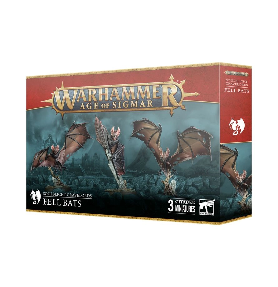 Boîte de produit officielle de l'unité de Chauves-souris Géantes (Fell Bats) pour la faction Soulblight Gravelords dans Warhammer Age of Sigmar, vue de trois-quarts. En haut de l'emballage horizontal, le logo officiel Warhammer Age of Sigmar s'affiche en lettres métalliques dorées sur une bande rouge bordeaux. L'illustration centrale présente trois monstrueuses créatures ailées aux ailes membraneuses déchirées en cuir brun, au pelage sombre et aux visages grotesques, suspendues à des branches mortes et des pierres funéraires. Le panneau latéral droit rouge bordeaux présente l'icône de dragon blanche de la faction. En bas, le bandeau noir indique SOULBLIGHT GRAVELORDS FELL BATS à gauche, la mention « 3 CITADEL MINIATURES » et le logo carré blanc Citadel Warhammer à droite.